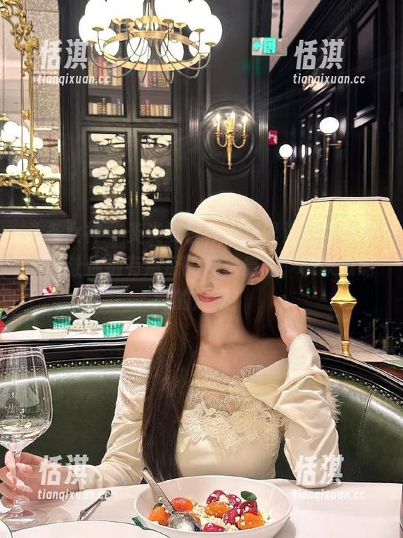 头条女神 - 炎炎夏日，小热巴海边写真集下载让你拥有清凉的视觉盛宴，快来领略她的风采！