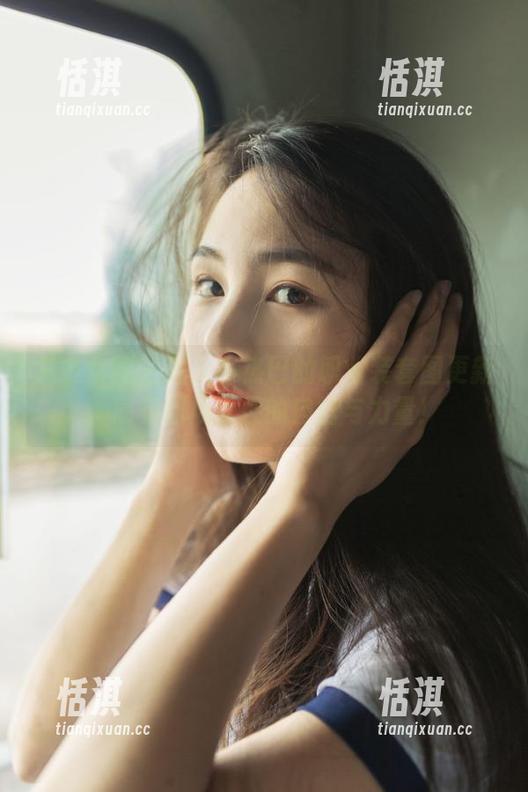头条女神 - 深入小热巴的职业装套图更新，感受职场女性的自信与力量！