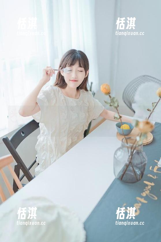 头条女神 - 珍藏白一晗牛仔裤写真作品，网盘链接带你领略服饰风姿！