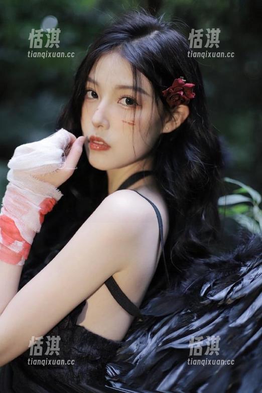 头条女神 - 畅游夏日海滩，陈怡曼泳衣写真福利尽在其中，快来欣赏！