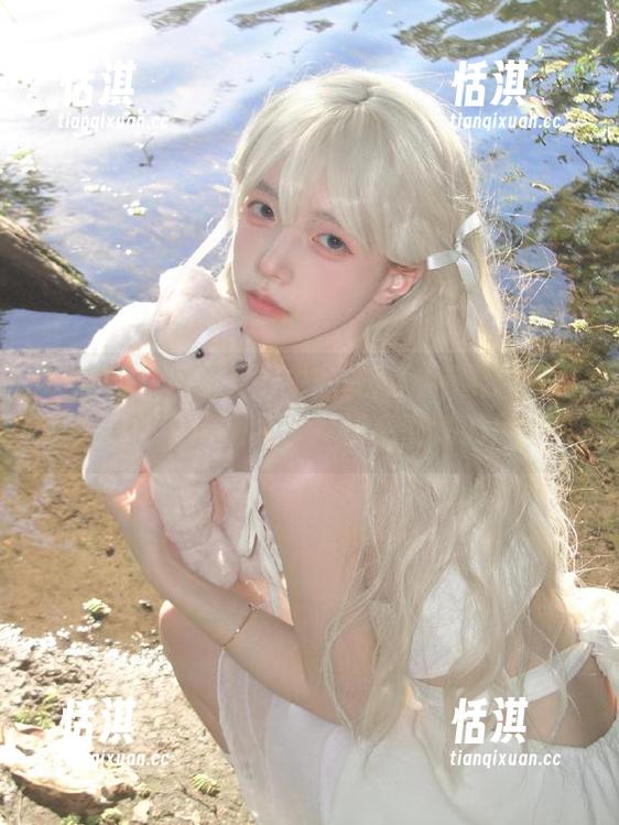 妖精社 - 夏日泳池中的安然：不要错过最新更新的写真图片，尽情感受她的风采！