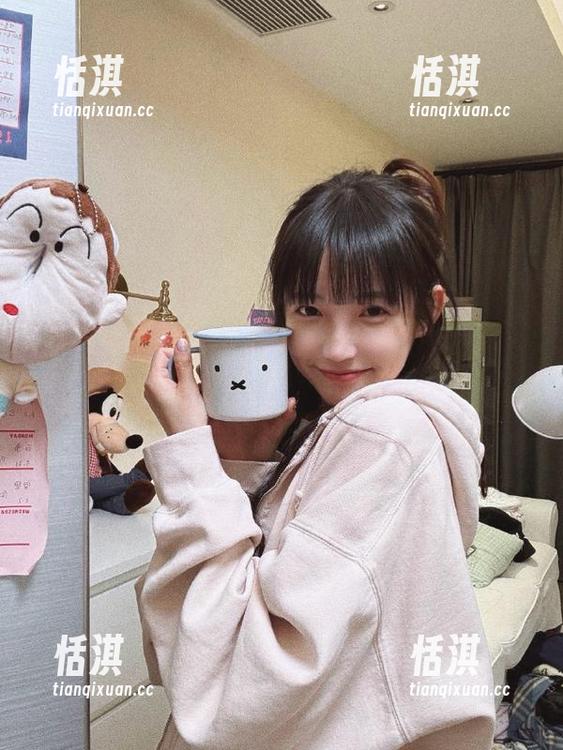 学妹加速跑 - 来看看小莹最新日常，清新照片展现她的生活小趣味与甜美瞬间！
