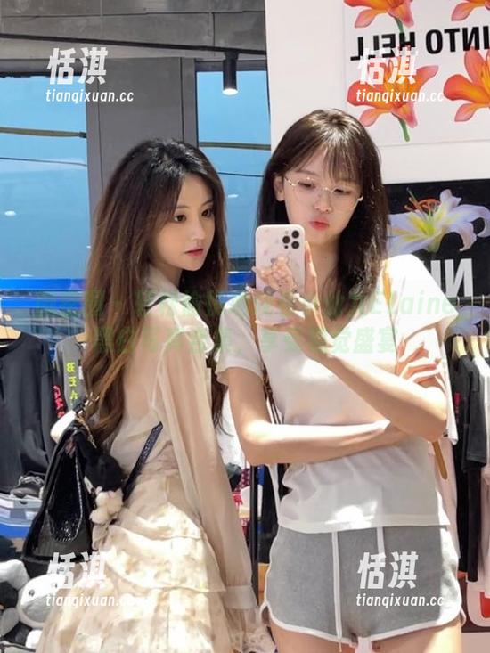 微密圈 - 轻松愉悦地观看小仙女ELaine黑白写真合集，享受视觉盛宴