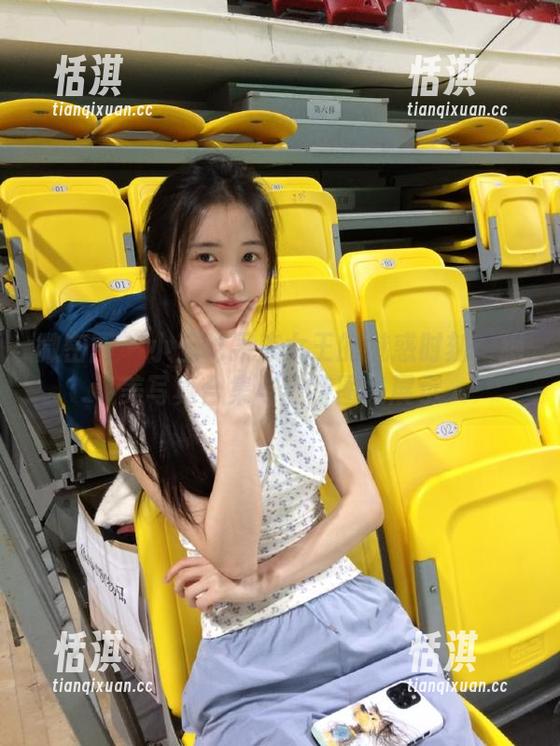 微密圈 - 小玉吃果冻女王的魅惑时刻：绝美写真合集与独特图集展示