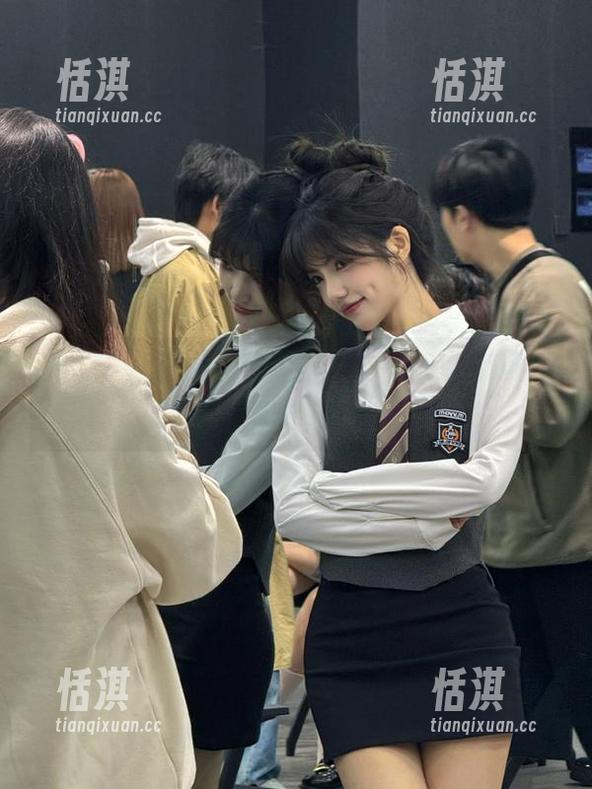 尤果网 - 探秘仙妮教室图包更新，揭开她摄影背后的故事与灵感！