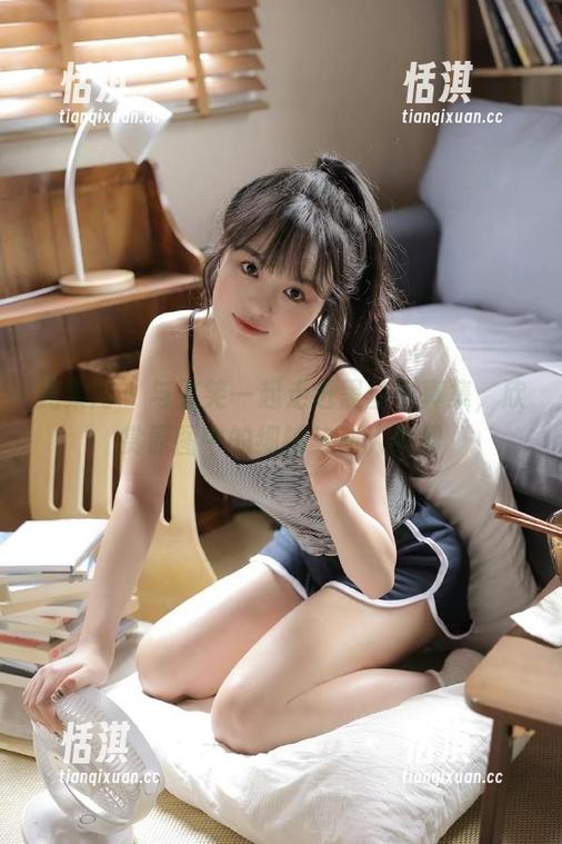 尤果网 - 与笑笑一起走进黑丝写真集，欣赏原图中的细腻与动人瞬间