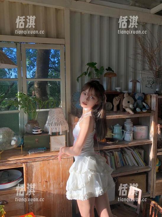 尤果网 - 畅游在泳池的莉恩，带给你不一样的视觉享受和写真作品体验