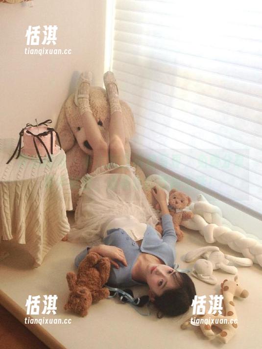 异思趣向 - 小六短百褶裙写真，免费分享其中秘密，点亮你的时尚生活！