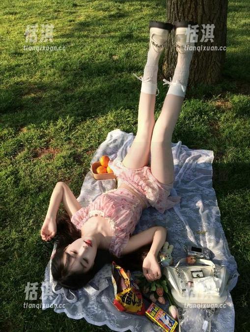推女神 - 吕梦玉独特户外写真集下载，尽情享受自然美景与时尚风格结合的奇妙体验