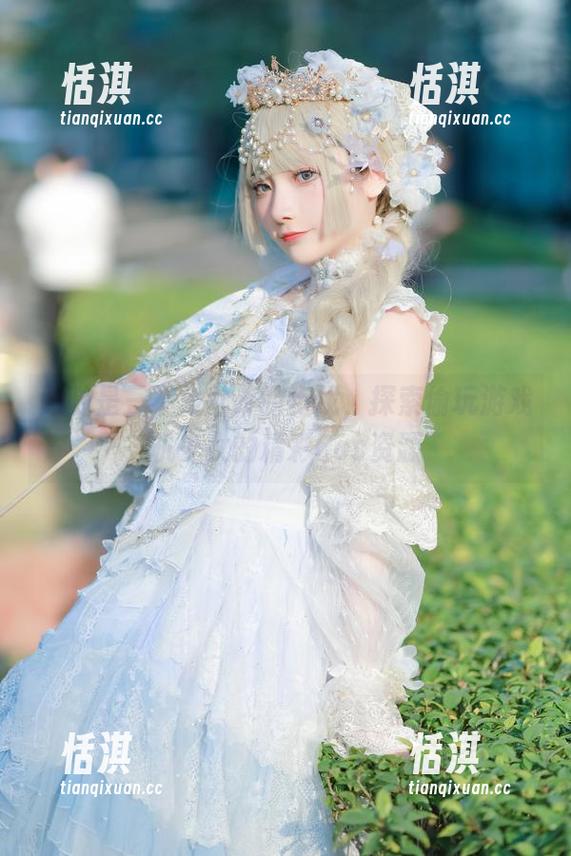 跟随是三不是世w的步伐，探索偷玩游戏机少女的精彩Cos资源