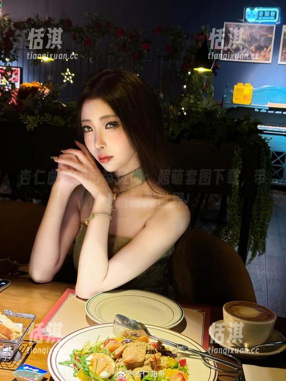 杏仁曲奇的吊带风尚：超萌套图下载，带你走进时尚世界！