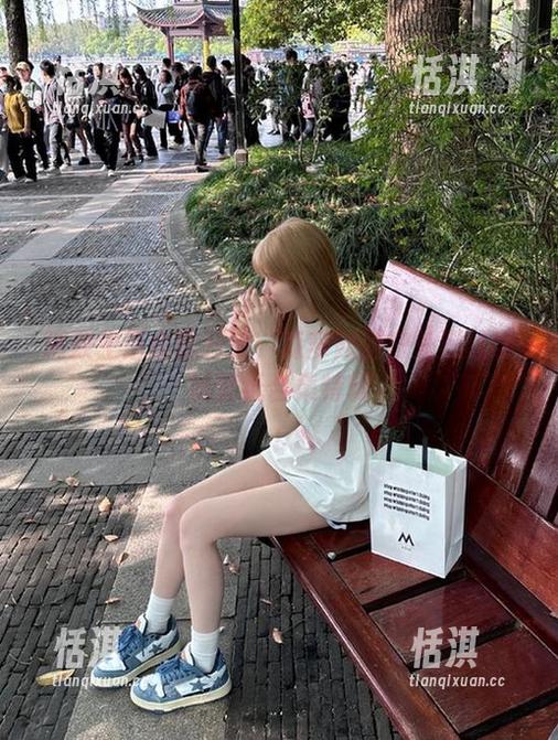 精致生活由此开始：森萝财团户外黑丝学妹壁纸合集特辑