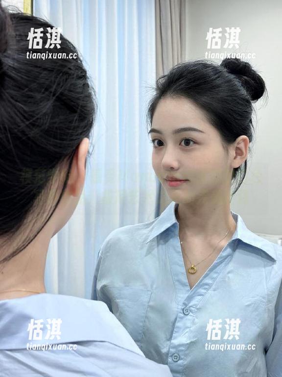 模范学院 - 感受Manuela玛鲁娜的白色写真作品：极简艺术之美的完美诠释