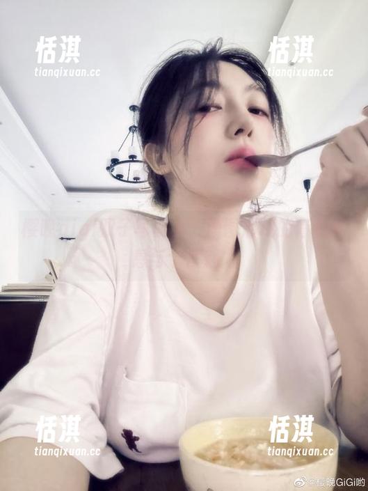 樱晚gigi双子写真集：原图展现的青春气息与个性魅力