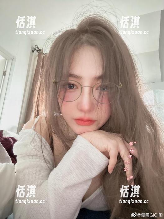 樱晚gigi的红裙写真原图，无圣光下的迷人瞬间