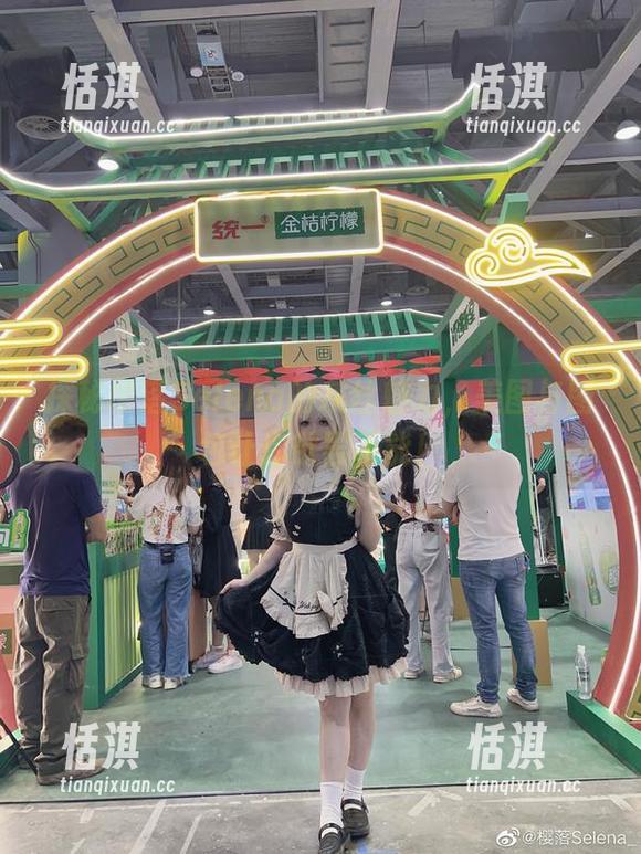 探秘樱落Selena的灰丝魅力，美图与图包让你欲罢不能！