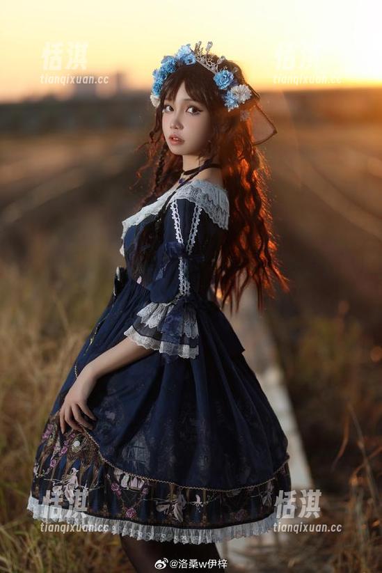 细腻的情感交织：洛桑w伊梓修女写真图册中的美与故事