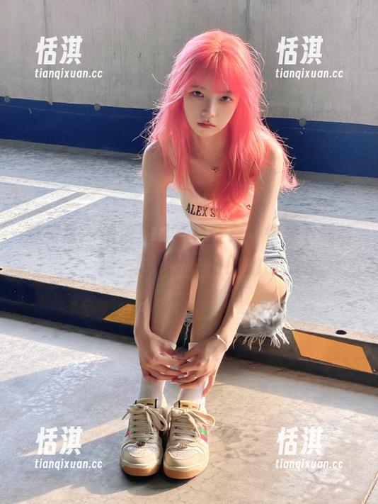 爱美足 - 依依夏日写真全集，快来下载与她一起体验夏日的激情