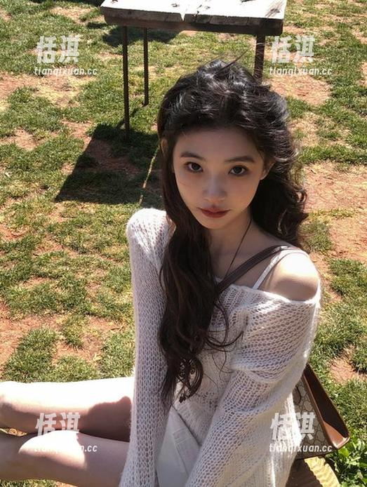 物恋传媒-小晴 物恋传媒 - 冬日梅林里的小晴,美图更新献上温暖与诗意
