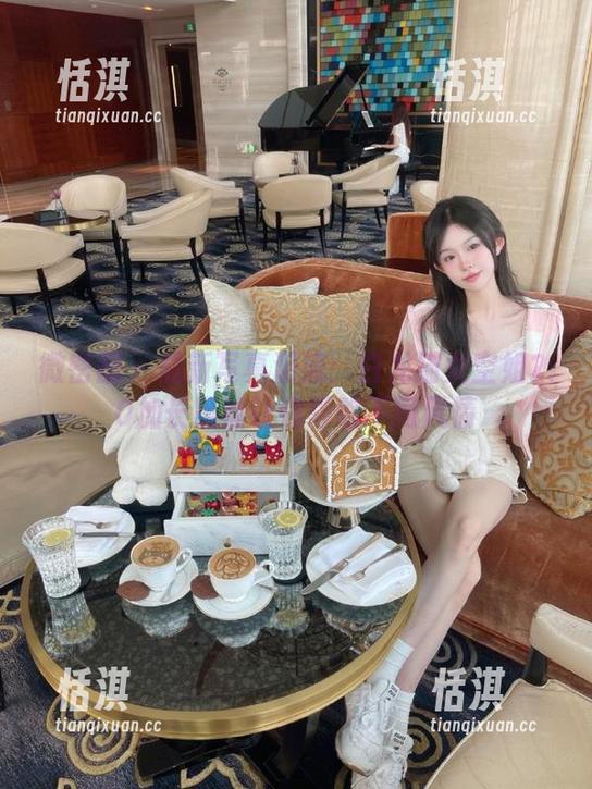 白龙猫女 微密圈 - 最新写真潮流:白龙猫女空姐2.0加长黑丝让你领略不同风情