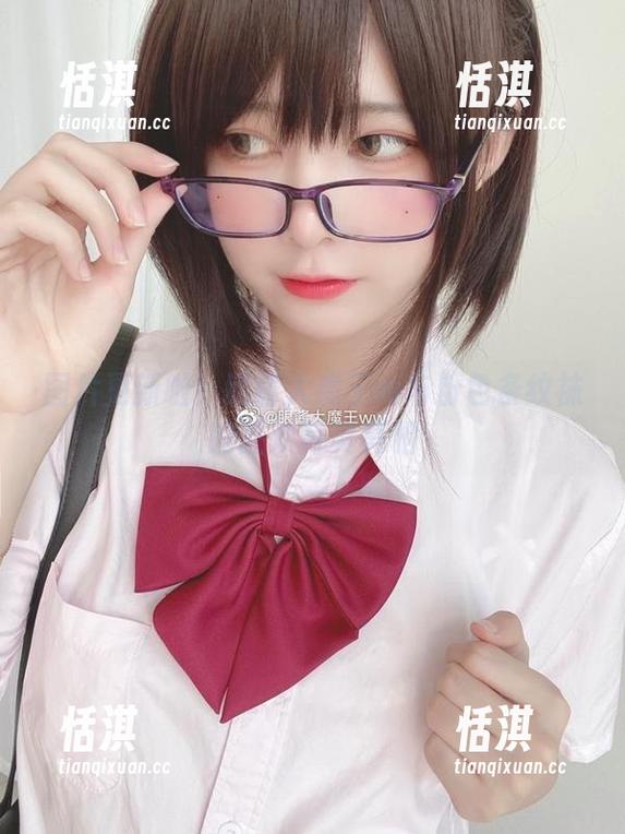 图片更新啦！眼酱大魔王w与粉色条纹袜的狂欢写真亮相