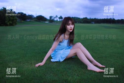 秀人网 - Candy糖糖白色写真中的细腻，图库带你领略无与伦比的美