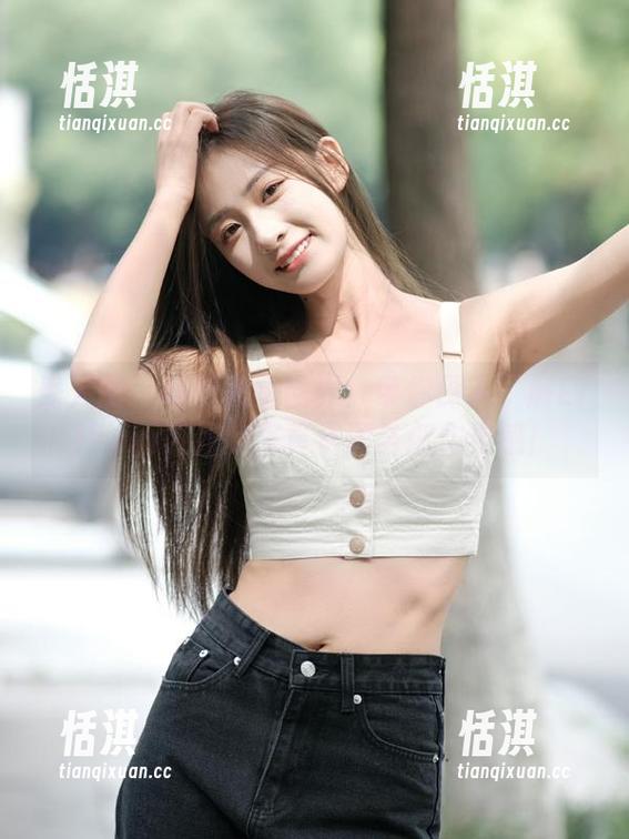 秀人网 - 玩转美图世界：带你深入了解Erikaki御姐的写真资源与创作灵感！