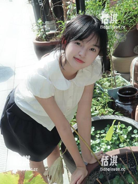 秀人网-九千柒柒 秀人网 - 体验九千柒柒的精彩作品,观看每幅写真原图与别致剧情的结合