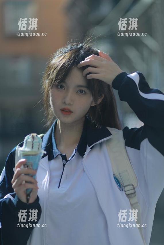 秀人网 - 跟随镜头，观看安然anran的黑丝写真，感受到她独特气质与极致魅力。
