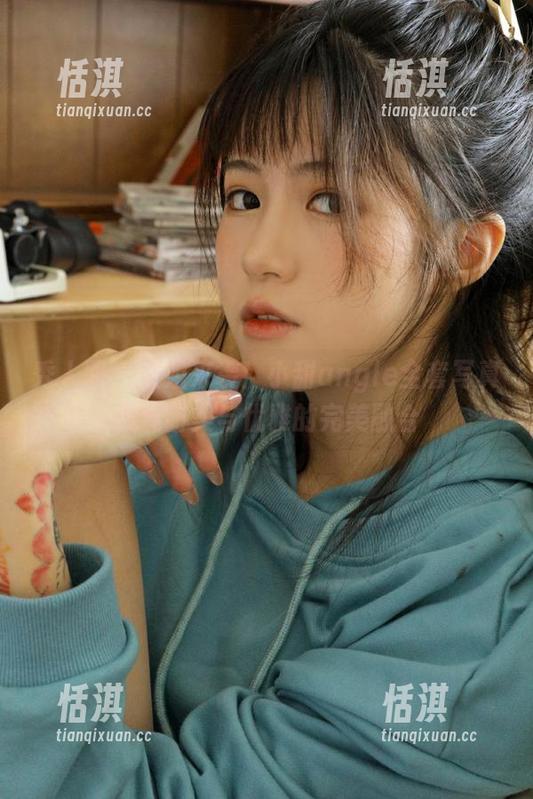 秀人网 - 空姐来袭！小甜angle全套写真展现甜美与优雅的完美融合