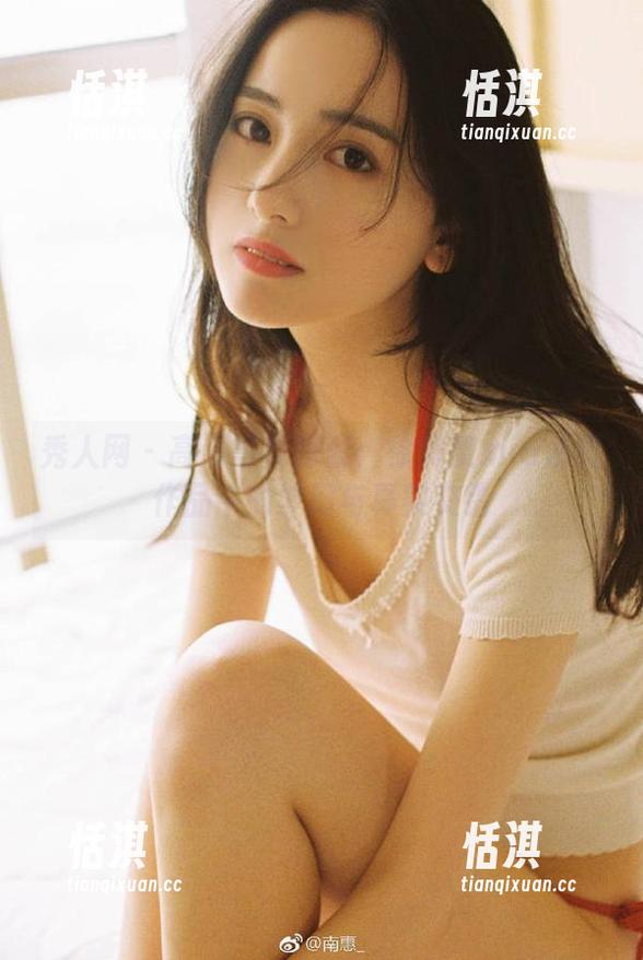 秀人网 - 高清写真探索：徐微微mia油亮作品中的梦幻与真实交错