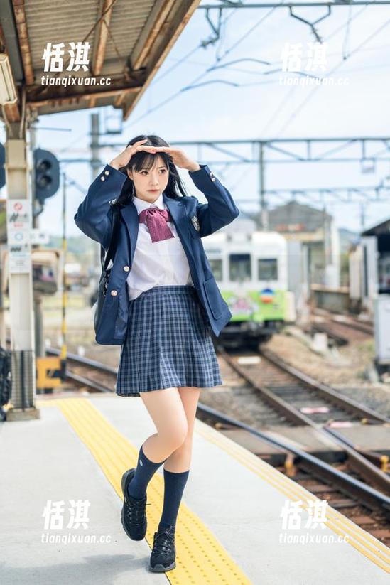 秀人网 - 方子萱无圣光主题写真扑克，带你领略不同的摄影美学套图