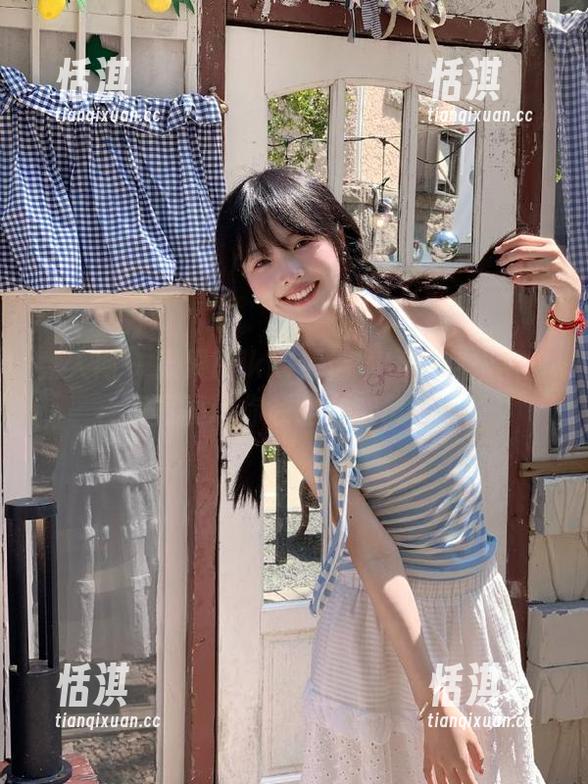 秀人网 - 果果Nikki倾情演绎：空姐全套写真带你领略高空风情