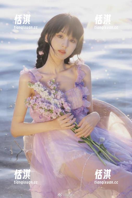 秀人网 - 感受江淑影river的白裙写真图册，经典与现代的完美交织，尽显女性之美