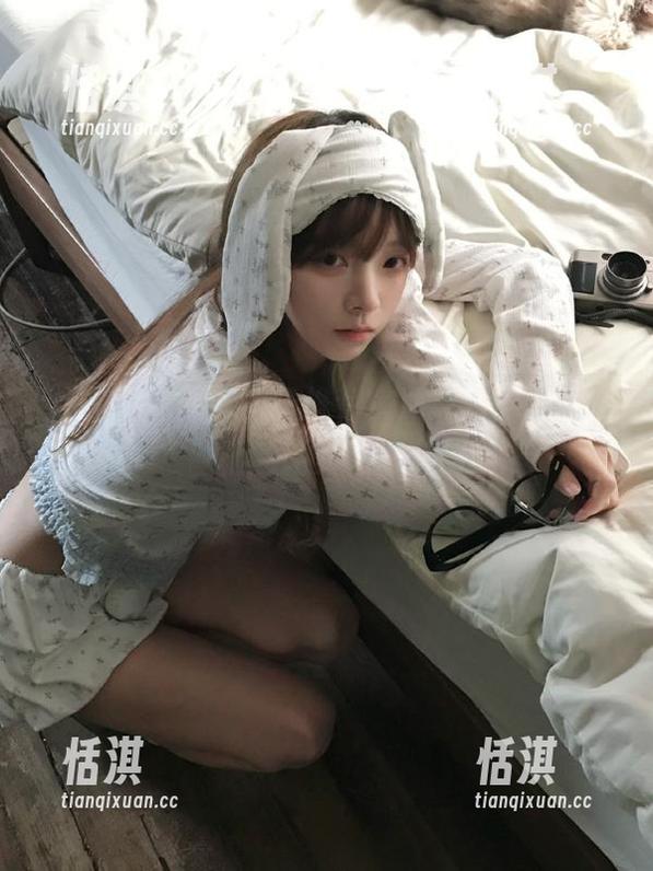 秀人网 - 高清壁纸推荐：沐沐baby在天台上的绝美写真体验