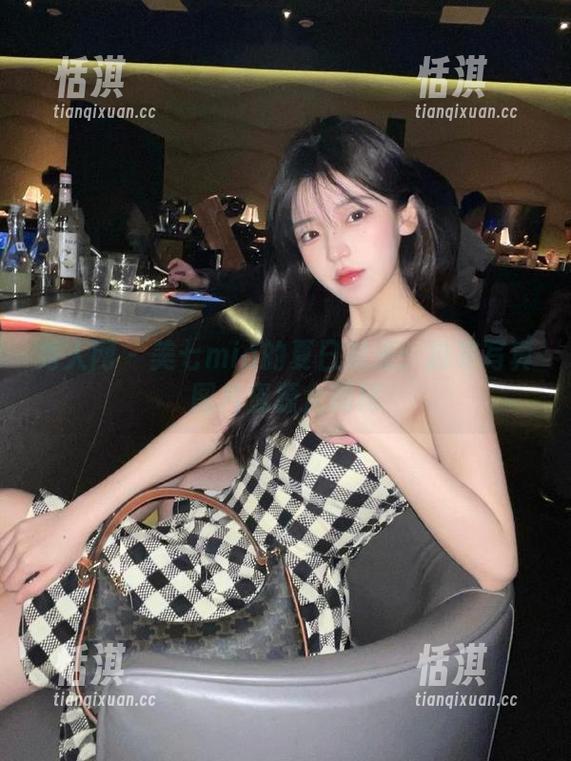 秀人网 - 美七mia的夏日时光：独家写真图片资源大揭秘