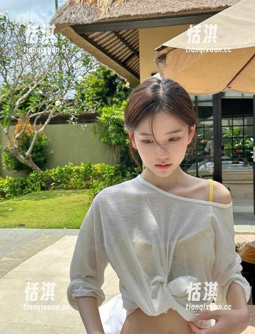 秀人网 - 软情女仆图包分享：沉浸在甜美与幻想交织的视觉盛宴