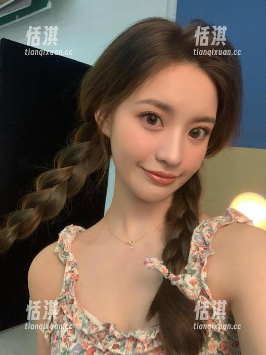 秀人网 - 就算海边的风吹乱了我的头发，露露小喵依然是写真界的小清新