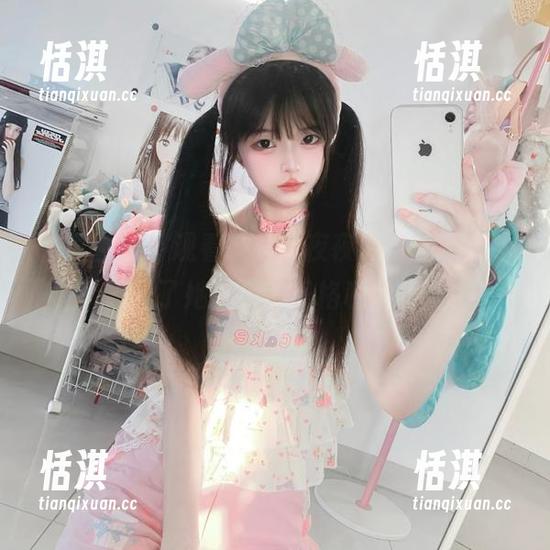稚乖画册 - 观看“赤西夜夜”自拍系列，原图展示了她独特的风格和个性魅力！