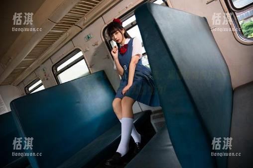 紧急企划 - 小恩的制服写真作品引领潮流，观看她如何用每一帧展现青春与活力的魅力！