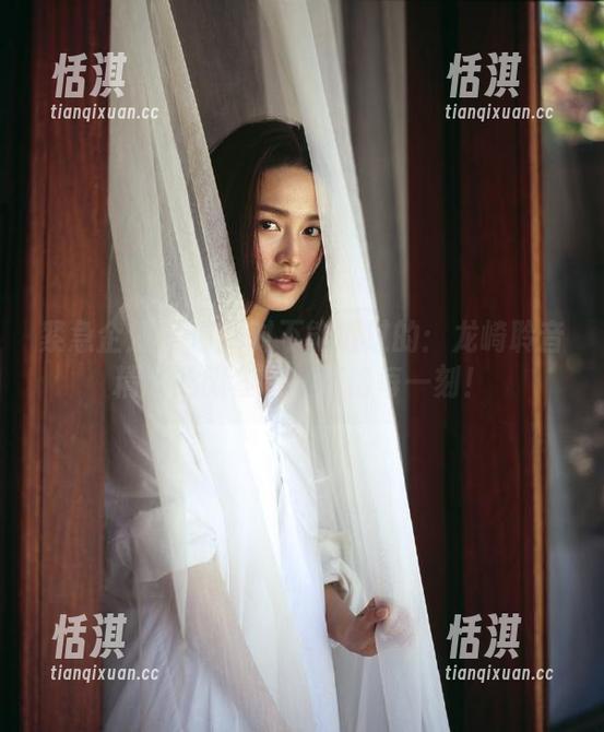 紧急企划 - 你绝对不能错过的：龙崎聆音精选礼服套图，惊艳每一刻！