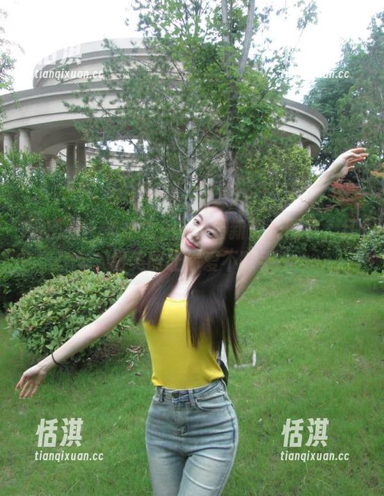 微密圈 - 羊小雪juvia最新舰长图包，红裙美图让你爱不释手