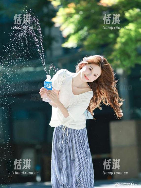 美媛馆 - 私拍睡衣套图中的伊雨蔓Fiona，演绎时尚与慵懒的完美结合！