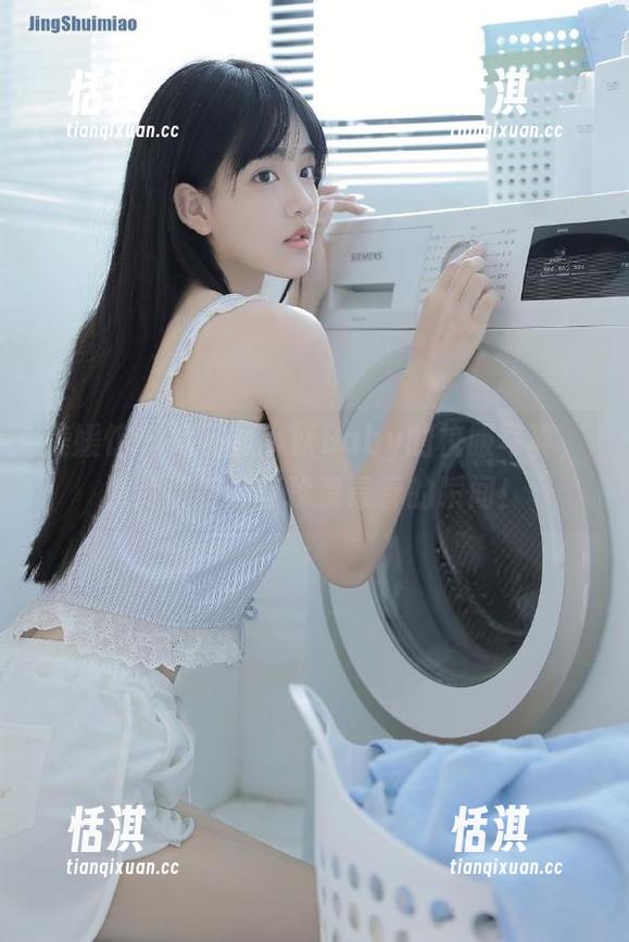 美媛馆 - 揭秘狐小妖Baby的校服写真，照片捕捉那些珍贵青春的瞬间！