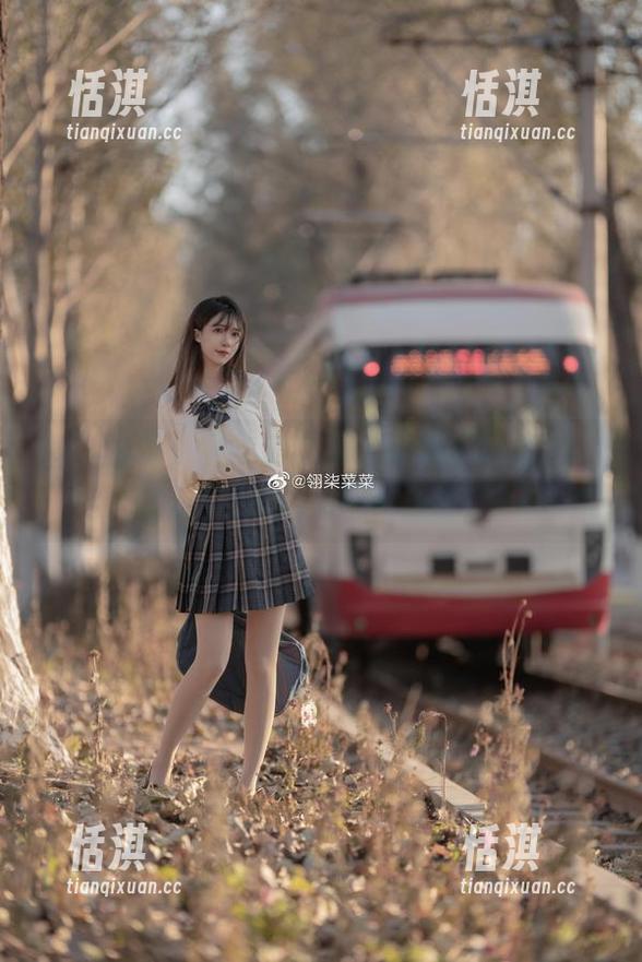 翎柒菜菜 精选图包:翎柒菜菜再次挑战恶魔角色,时尚与叛逆的极致碰撞!