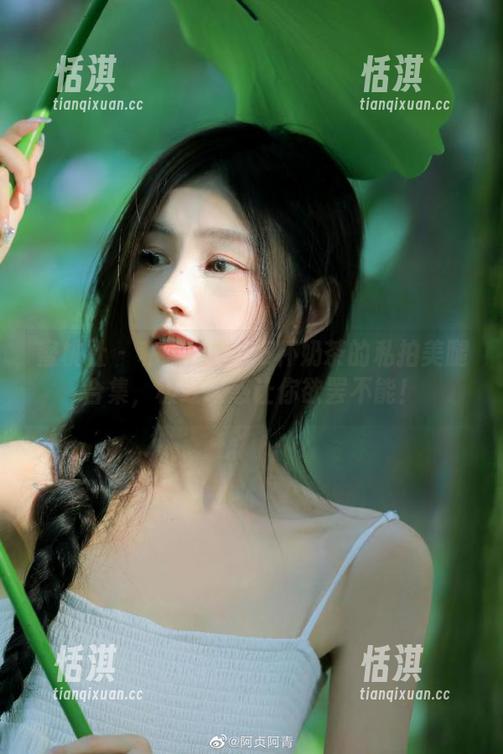 蜜桃社 - 私人定制：E杯奶茶的私拍美腿合集，极致诱惑让你欲罢不能！