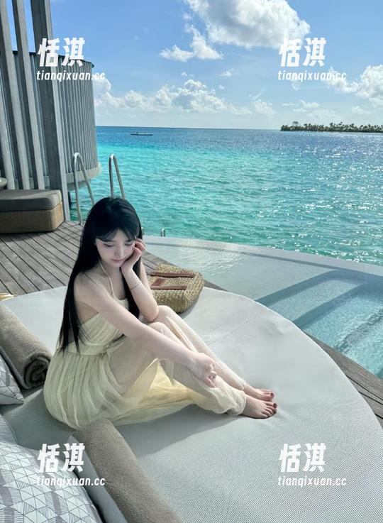 蜜桃社 - 李宝宝的全套写真作品，学姐的光彩让我自嘲画蛇添足