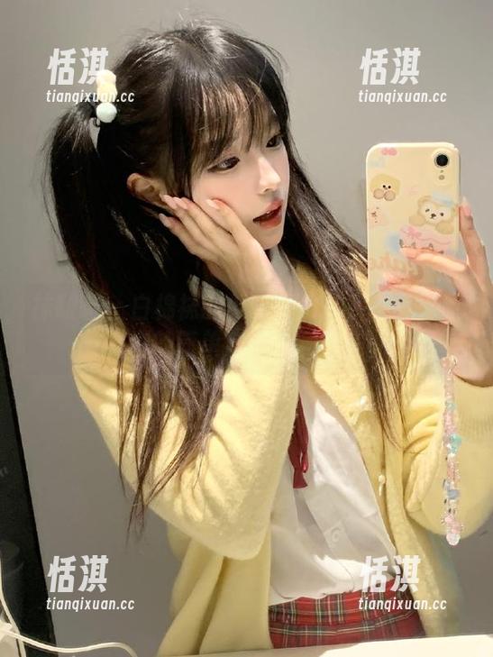 袜啵啵-小沫 袜啵啵 - 白棉袜的低调魅力:小沫写真原图中的简单与不凡完美交融