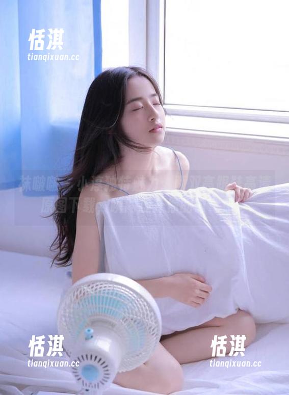 袜啵啵 - 小淳独特魅力：两双高跟鞋高清原图下载，瞬间提升你的时髦感！