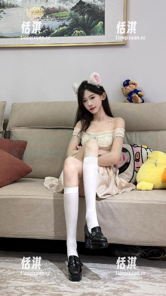 解锁时尚魅力，见新摄影《户外裤里丝高跟》独家原图免费下载，让你灵感迸发！